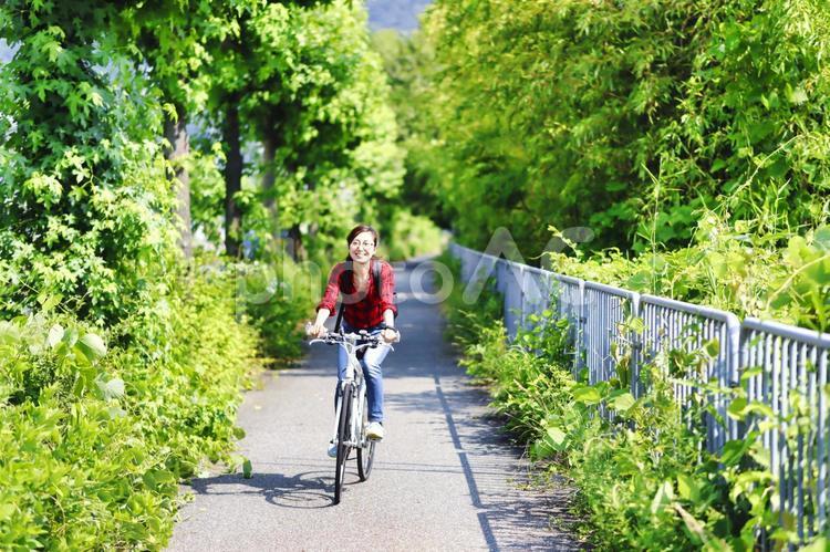 自転車と女性 さわやか,女性,ポートレートの写真素材