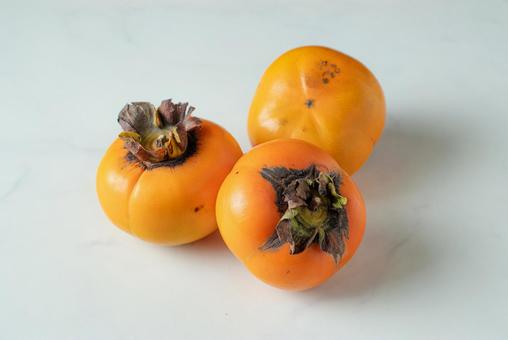 白背景の3つの柿 柿,かき,果物の写真素材