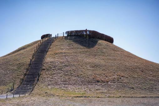 青空と枯草の丘に続く階段 丘,階段,青空の写真素材