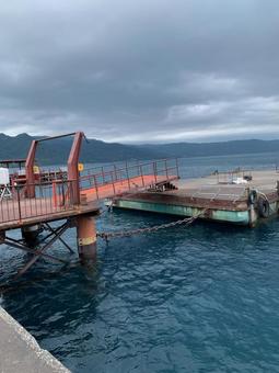 湖の桟橋 湖の桟橋 洞爺湖,人工物,桟橋の写真素材