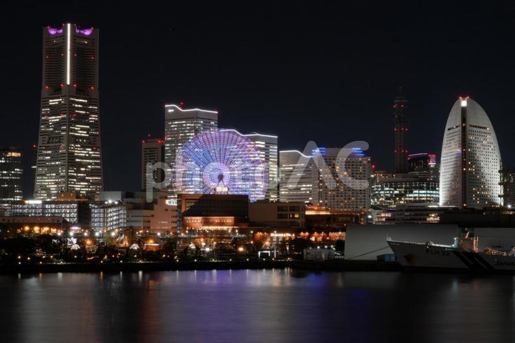 みなとみらいの夜景　 みなとみらい,ビル,ランドマークタワーの写真素材