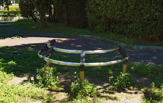 ベンチの写真　金属製の丸ベンチの写真