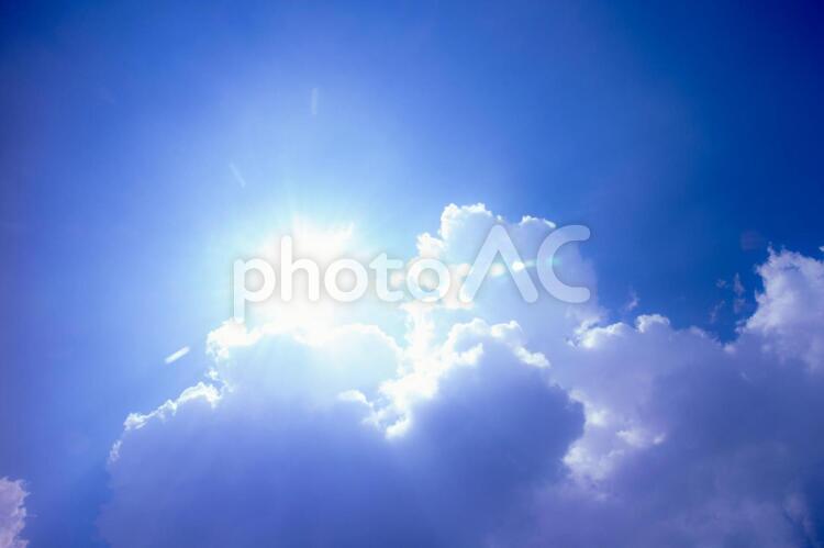 空と雲と太陽と 空,青空,雲の写真素材