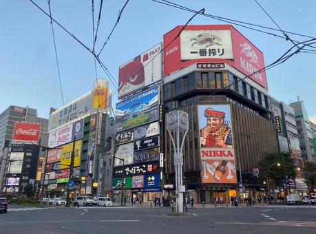 すすきの4丁目交差点とニッカウィスキー すすきの4丁目交差点とニッカウィスキーの写真