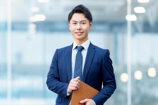 バインダーを持つ笑顔の男性ビジネスマン 男性,ビジネス,ビジネスマンの写真素材