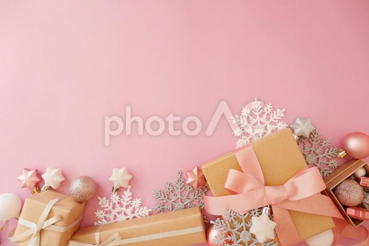 ピンク背景にオーナメントとギフトボックス 冬,クリスマス,ピンクの写真素材