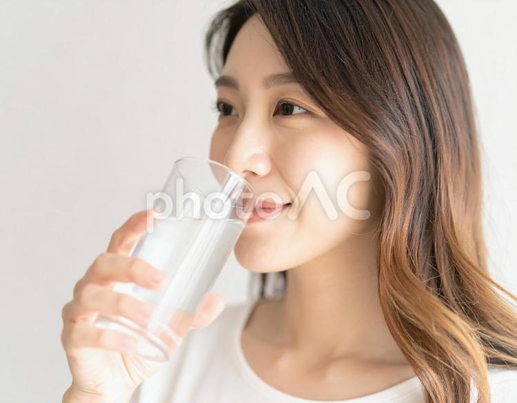 水を飲む美しい日本人女性、水分補給 女性,水分補給,グラスの写真素材
