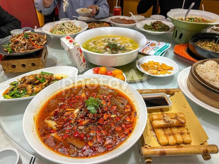 本場中国で丸テーブルでの四川料理会食 四川料理,会食,中国の写真素材
