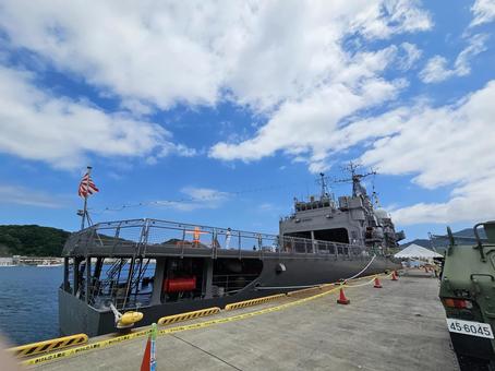 来航した自衛艦正面 訓練支援艦くろべ 来航した自衛艦正面 訓練支援艦くろべ 自衛艦,自衛隊,船の写真素材