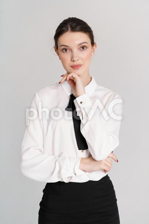 カメラ目線でポーズするお団子ヘアの女性 女性,立つ,ポーズの写真素材