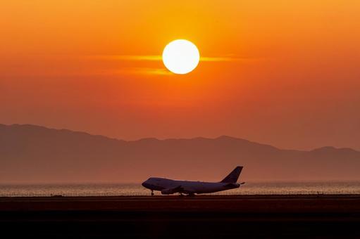 夕日を背景に着陸するジャンボジェット機 夕日を背景に着陸するジャンボジェット機 飛行機,夕日,旅客機の写真素材