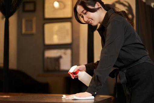 女店員在餐廳消毒酒精 女店員在餐廳消毒酒精