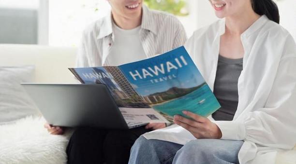 旅行プランを話し合うアジア人カップル 旅行,カップル,女性の写真素材