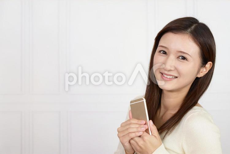 スマートフォンを持つ女性 スマートフォンを持つ女性 スマホ,スマートフォン,アイフォンの写真素材