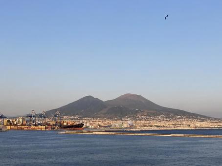 ナポリ港から眺めるヴェスビオ火山 ナポリ港から眺めるヴェスビオ火山 ベスビオ火山,ナポリ,イタリアの写真素材