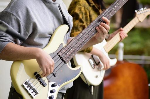 エレキベース　5弦　野外 ベース,エレキベース,バンドの写真素材