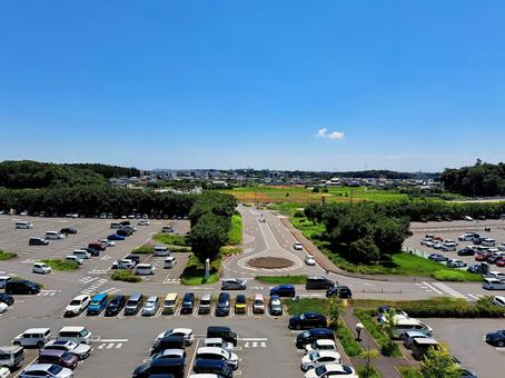 ショッピングモールの広々とした駐車場 駐車場,自動車,車の写真素材