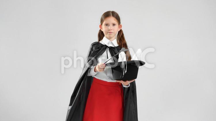 帽子からウサギの耳を出す女の子 女の子,マジック,出すの写真素材
