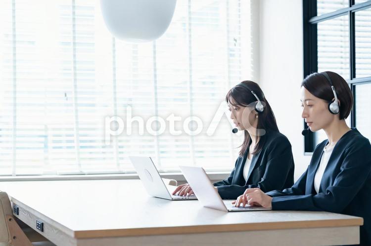 話をするオペレーター女性・二人 女性,ビジネスウーマン,オペレーターの写真素材