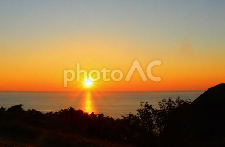 佐渡島　二つ亀からの夕日　２ 夕日,夕焼け,日没の写真素材