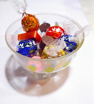 色々なチョコの山積み 色々なチョコの山積みの写真