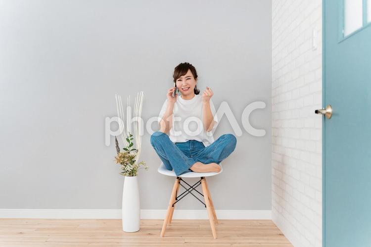 スマホで会話しながら怒るアジア人女性 スマホ,怒る,電話の写真素材