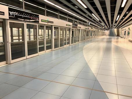 バルセロナの地下鉄 地下鉄,ホーム,無人の写真素材