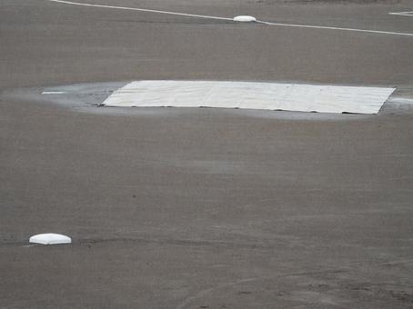 雨の野球場　マウンド　雨天中断　内野 コピースペース,野球場,雨天中断の写真素材