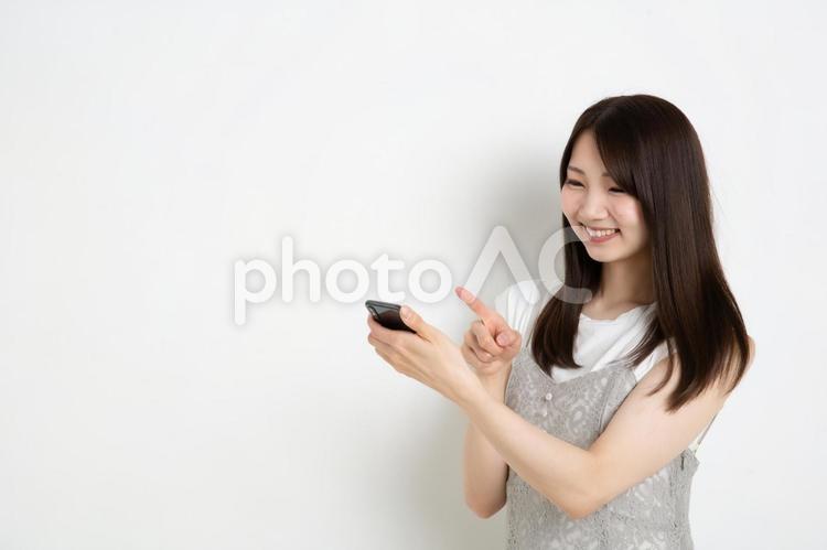 スマートフォンで検索をしている若い女性（コピースペース） 女,女性,女の子の写真素材