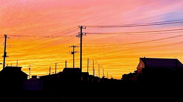 夕焼けとシルエットのような街並み 夕焼けとシルエットのような街並みの写真