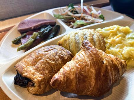 ビジネスホテルの朝食バイキング 朝食,クロワッサン,パンの写真素材