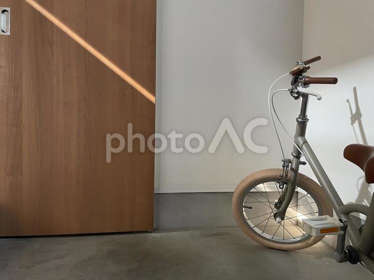 光と影と、自転車と。 玄関,自転車,インテリアの写真素材