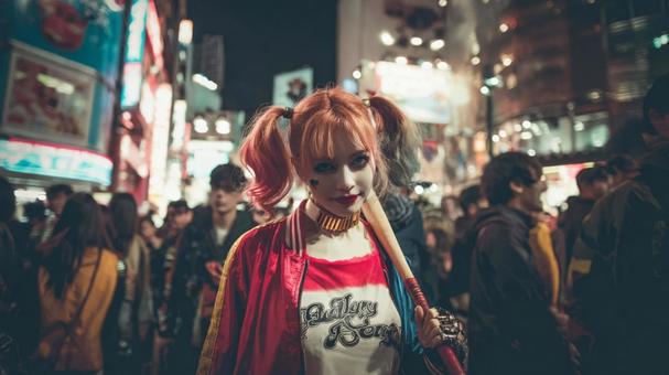 人混みの中の仮装女性 人混みの中の仮装女性の写真