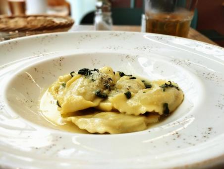 パスタ ラビオリ,洋食,食器の写真素材