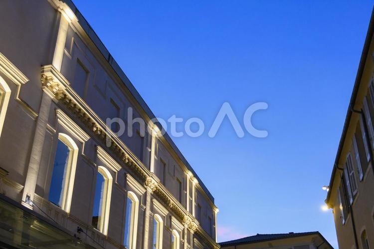 カラド広場の夕暮れ　フランス、ニーム カラド広場,ニーム,フランスの写真素材