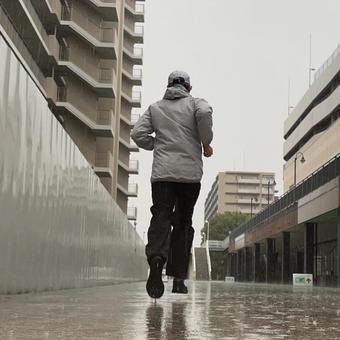 雨の中ランニングをする男性 男性,男,走るの写真素材