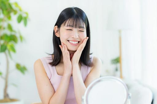 スキンケアをする女性 スキンケアをする女性の写真
