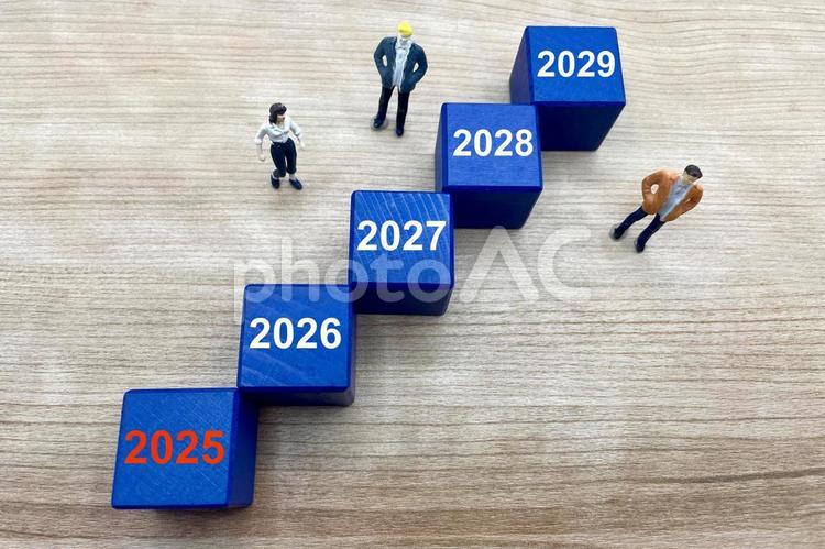 5年後の未来を見据えるビジネスパーソン 2025年,未来,目標の写真素材