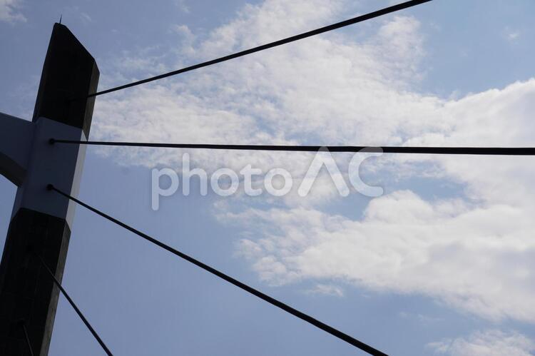 空を区切る放射 線,橋,空の写真素材