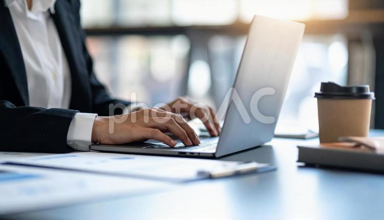 ノートPCを操作する女性の手元 ビジネスウーマン,ノートパソコン,手元の写真素材