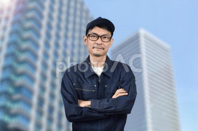 ビルを背にした作業着姿の男性 作業服,男性,施工管理の写真素材