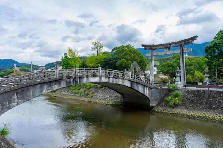 神幸橋（太鼓橋）と和霊神社の大鳥居 神幸橋,太鼓橋,和霊神社の写真素材