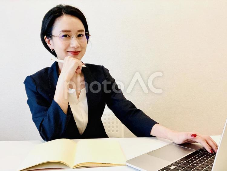 在宅で仕事をするスーツ姿の女性 女性,パソコン,在宅ワークの写真素材