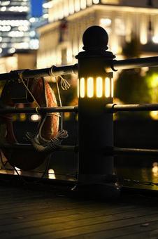 街灯 街灯,海辺,救命浮環の写真素材