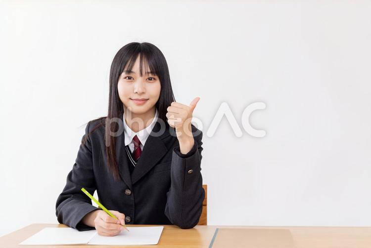 授業を受ける女子高生 女性,女子高生,グッドの写真素材