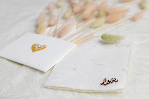 白い封筒に入ったドライフラワー 招待状,手紙,封筒の写真素材