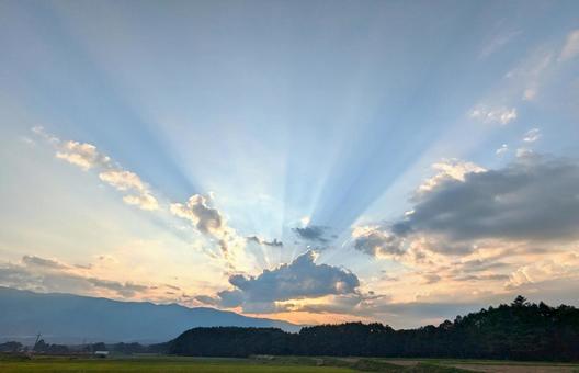太陽の光の筋３　長野県 太陽,光,線の写真素材