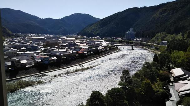 山間の温泉町 山間の温泉町の写真