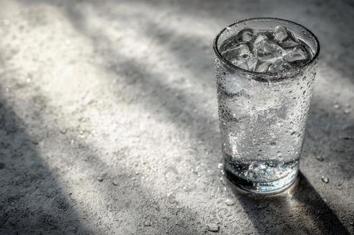 爽快な一杯:氷入り飲料水 爽快な一杯:氷入り飲料水の写真