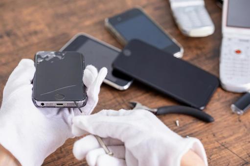 スマホを修理する手元 repair スマホを修理する手元 repairの写真